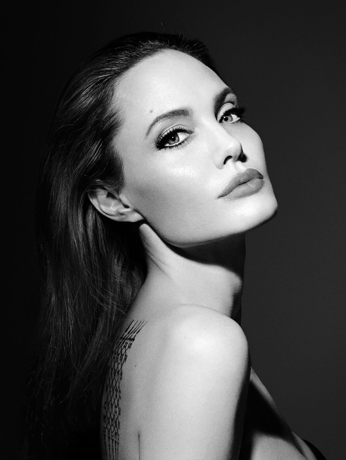 Angelina Jolie portraiture by artist Rob Munday for Guerlain fragrance campaign 