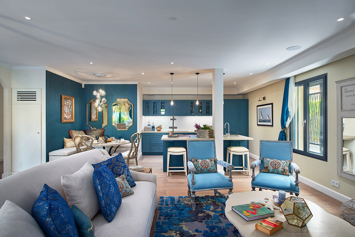 Luxury living room decorated in blue and white