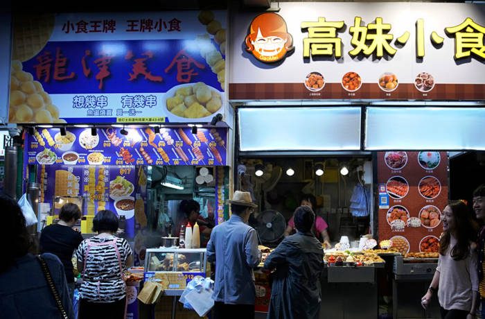 A Hong Kong market place at night photographed by @nelis_vansia