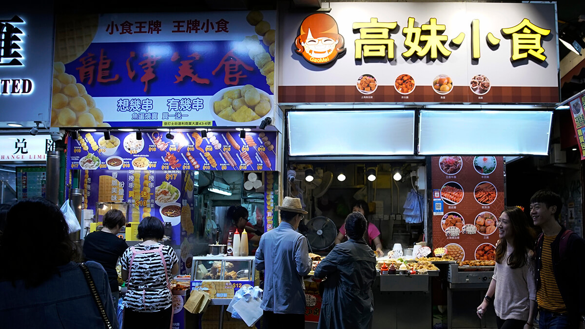 A Hong Kong market place at night photographed by @nelis_vansia