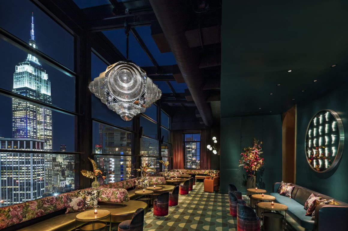 hotel bar restaurant with view over New York City