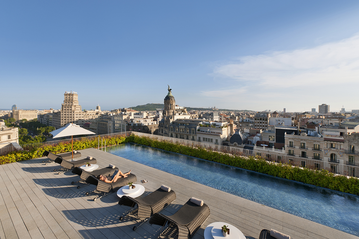 Luxurious rooftop pool 