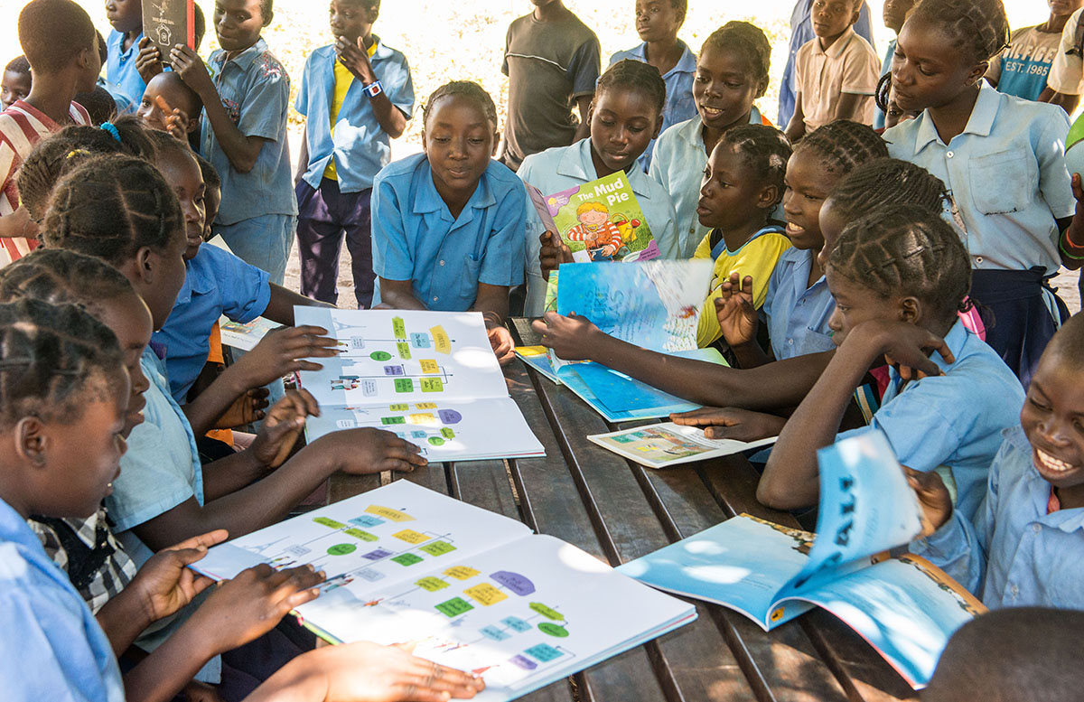 African children reading books