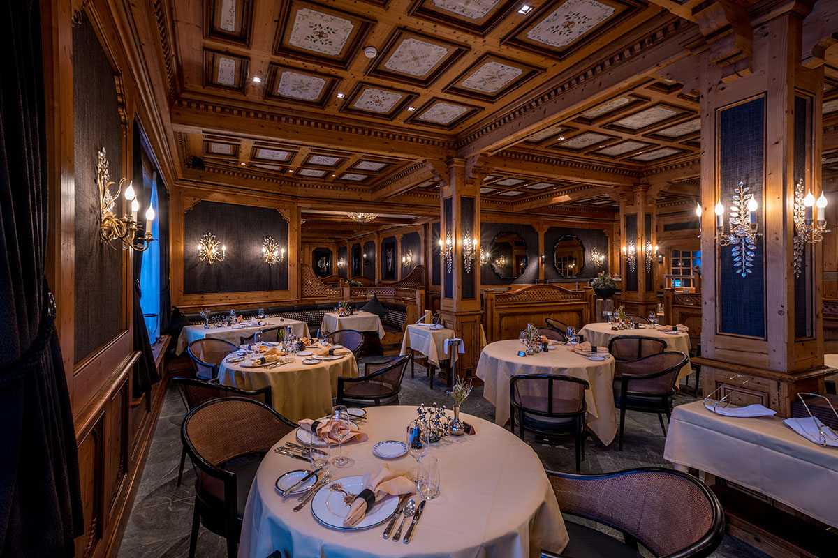 Grand restaurant dining room 