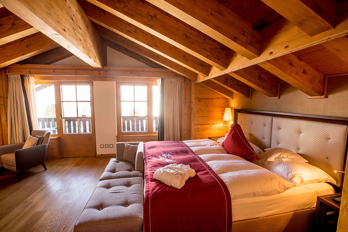 Luxurious hotel bedroom