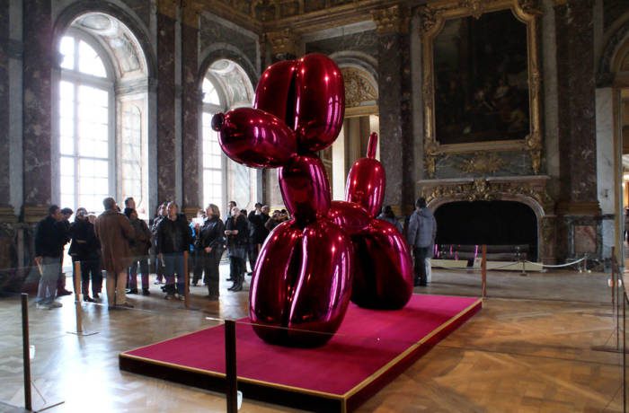 shiny balloon dog sculpture