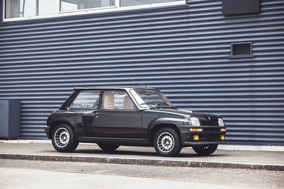 A black Renault 1981 on a pavement