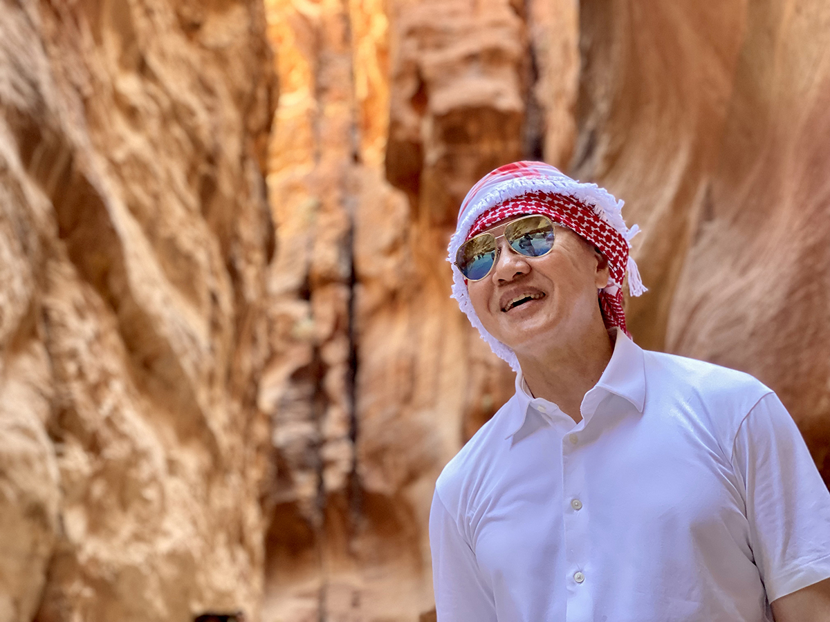 A man wearing a red and white turban in a dessert